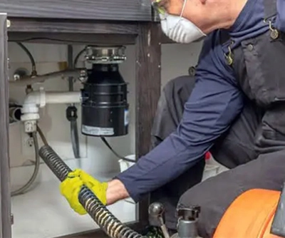 Hidrojateamento em rede de esgoto comercial